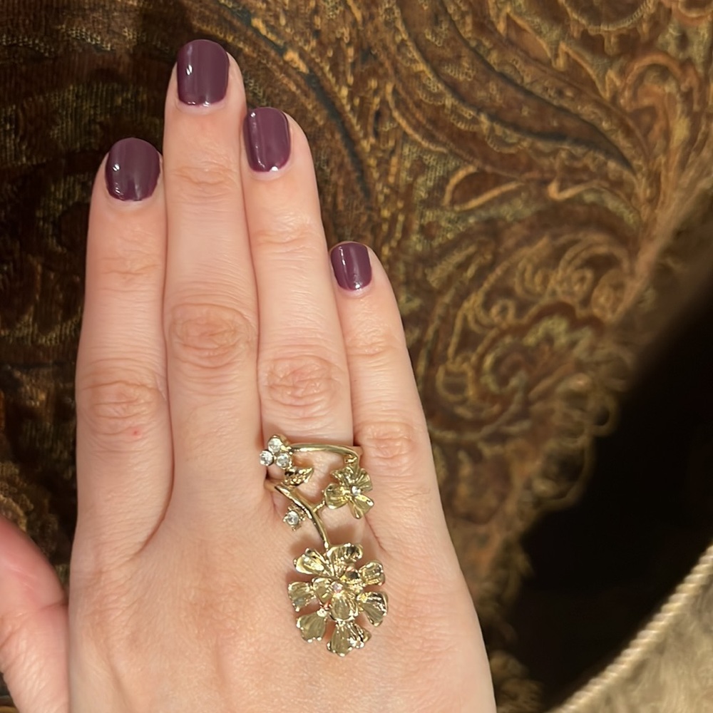 Size 6 ladies ring. Flower design.